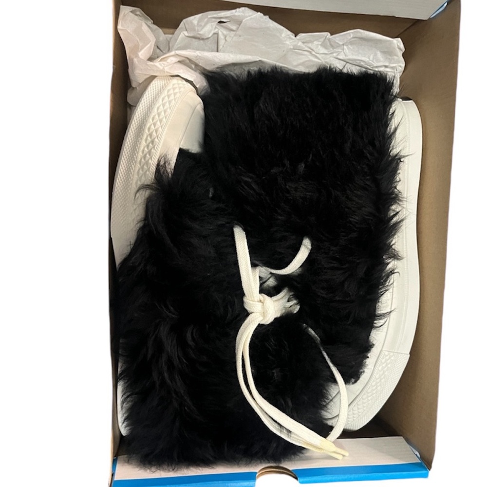 Converse Chuck Taylor All Star 70 Hi
Ambush Fuzzy Black women’s size 7
